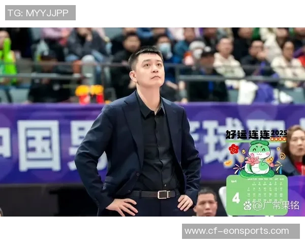 杨鸣与杜锋赛后微笑拥抱展现对输球的坦然态度