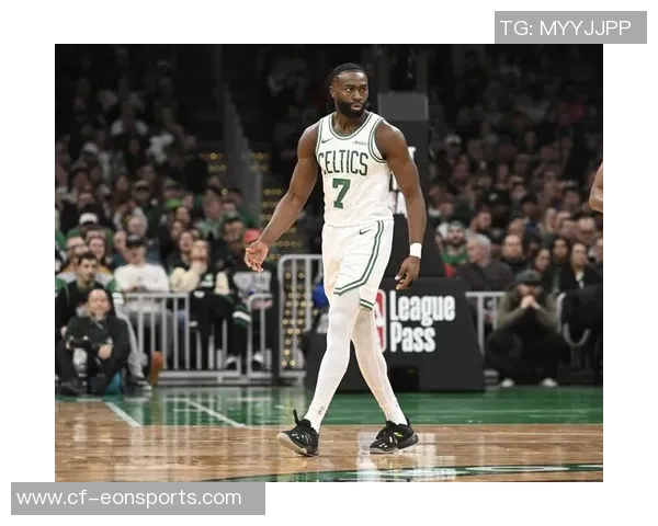 杰伦布朗首节低迷次节回暖上半场狂砍19分展现强大实力