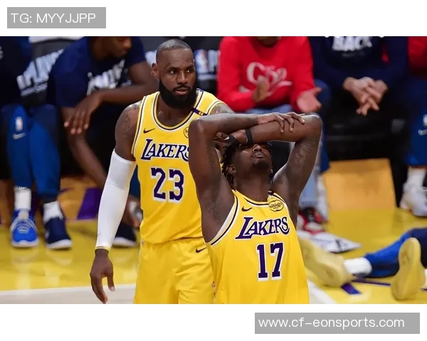 詹姆斯采访时仅用毛巾遮身引发热议网友呼吁他穿内裤以免尴尬